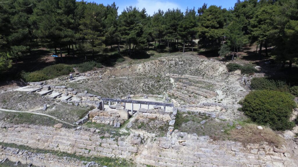 Το θέατρο και η στοά